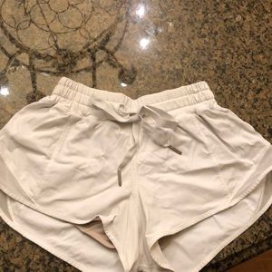 🙊Lululemon hotty hot shorts l length 2.5